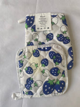 Load image into Gallery viewer, Moyswiz Potholders Oven mittens, kitchen oven mitts, heat resistant up to 500 degrees Celsius.