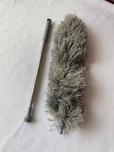 Load image into Gallery viewer, DFKRVER Dust removinginstallations forcleaning purposes Extendable microfiber feather duster, cleaning duster, ceiling fan duster and cobweb remover