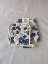 Load image into Gallery viewer, Moyswiz Potholders Oven mittens, kitchen oven mitts, heat resistant up to 500 degrees Celsius.
