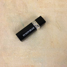Load image into Gallery viewer, TUXOVIRAM Cosmetic preparations Matte lip gloss, long-lasting color, lasts up to 16 hours, vibrant red, single pack.