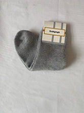 Load image into Gallery viewer, Heelograph Sport socks Men's mid-calf athletic socks are durable and comfortable.