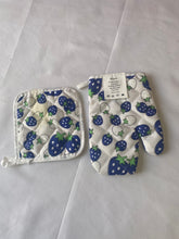 Load image into Gallery viewer, Moyswiz Potholders Oven mittens, kitchen oven mitts, heat resistant up to 500 degrees Celsius.
