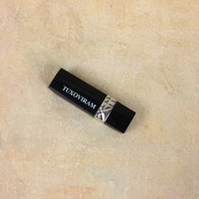 Load image into Gallery viewer, TUXOVIRAM Cosmetic preparations Matte lip gloss, long-lasting color, lasts up to 16 hours, vibrant red, single pack.
